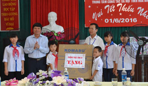 Đồng chí Trần Đăng Ninh, Phó Bí thư TT Tỉnh ủy trao quà cho các cháu tại trung tâm Công tác xã hội tỉnh. 

